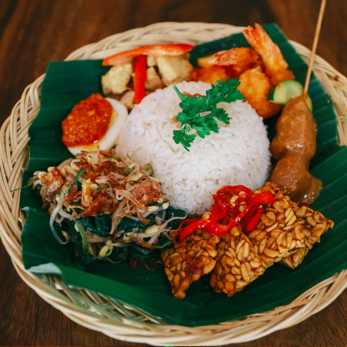 Nasi campur khas Indonesia